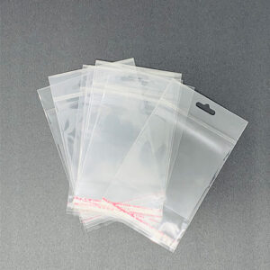 FUNDA PLASTICA ADHESIVA CON ENGANCHE - 100 UNDS